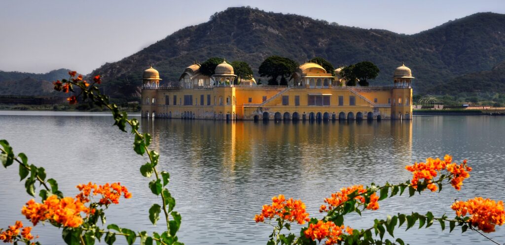 Jal Mahal situared in the middle of Manasarover lake.