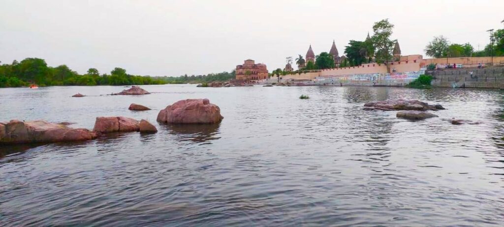 Betwa River at Orchha with stones. Orchha Itinerary